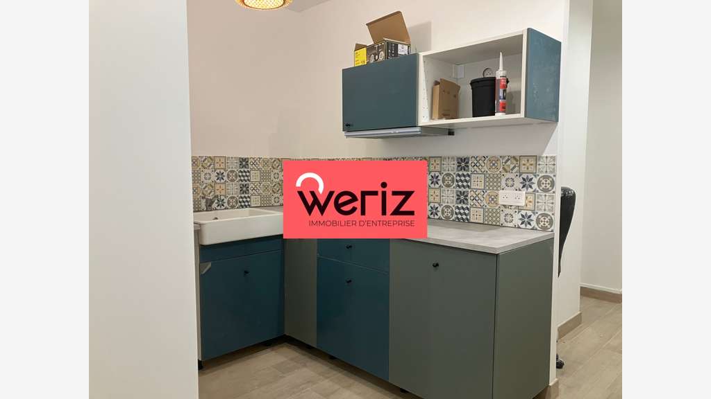 vous présente un local commercial de 57 m²,