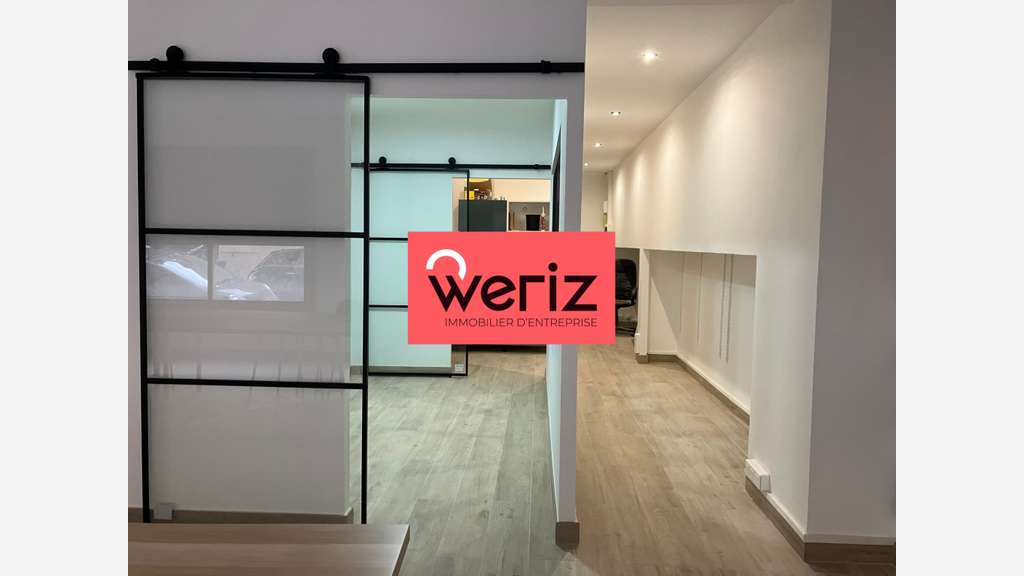 vous présente un local commercial de 57 m²,
