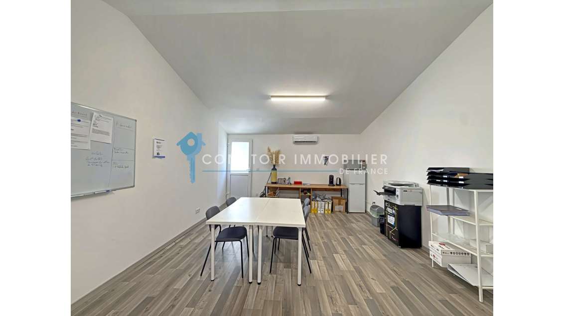 LOCATION BUREAU AVEC ESPACE DE STOCKAGE ET PATIO