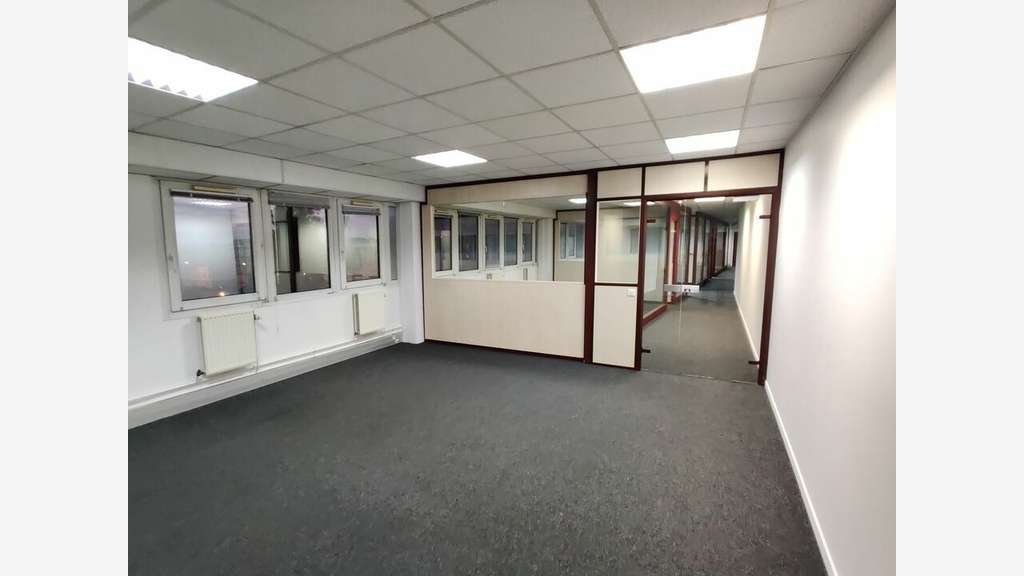 Bureaux refait à neuf 247m² à louer à Massy Opéra