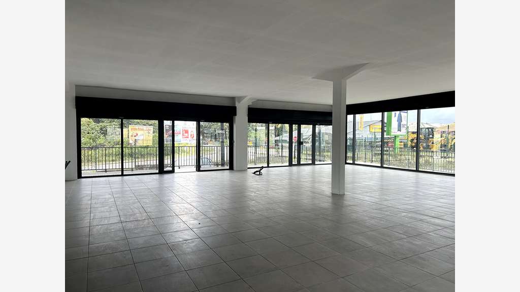 A louer bureaux neufs de 76 à 670m² à Matoury 