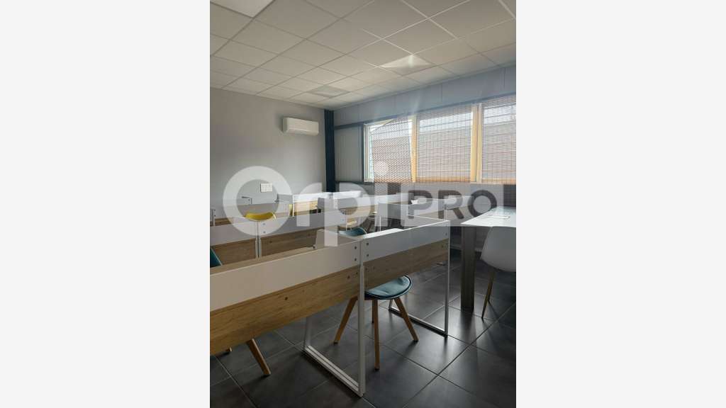 A louer bureaux 281m² en R+1 à Matoury centre