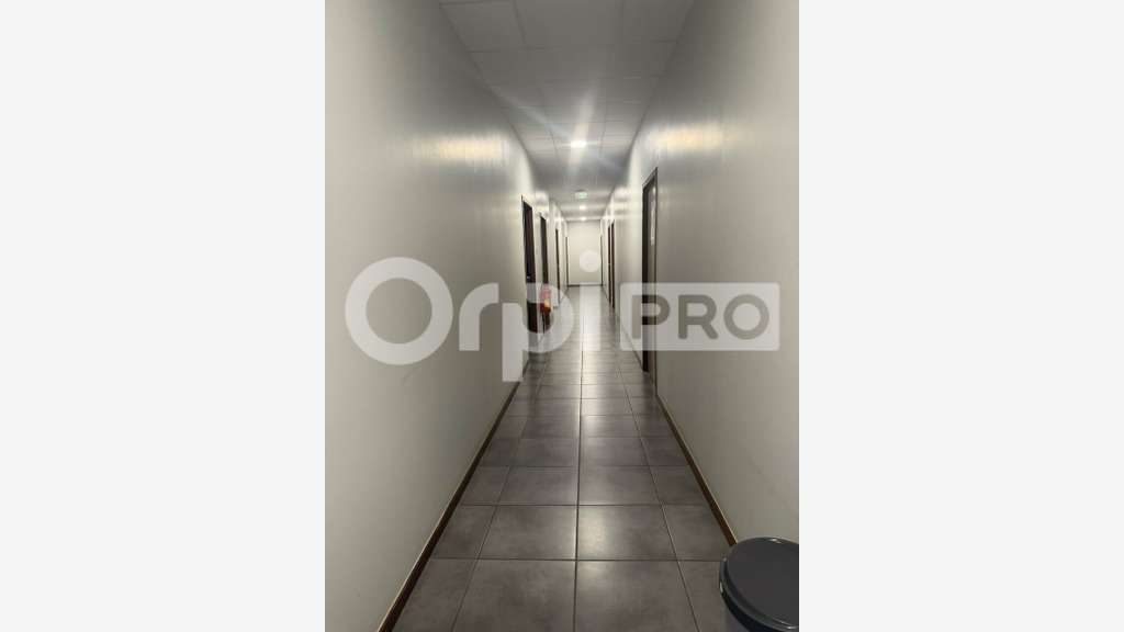 A louer bureaux 281m² en R+1 à Matoury centre