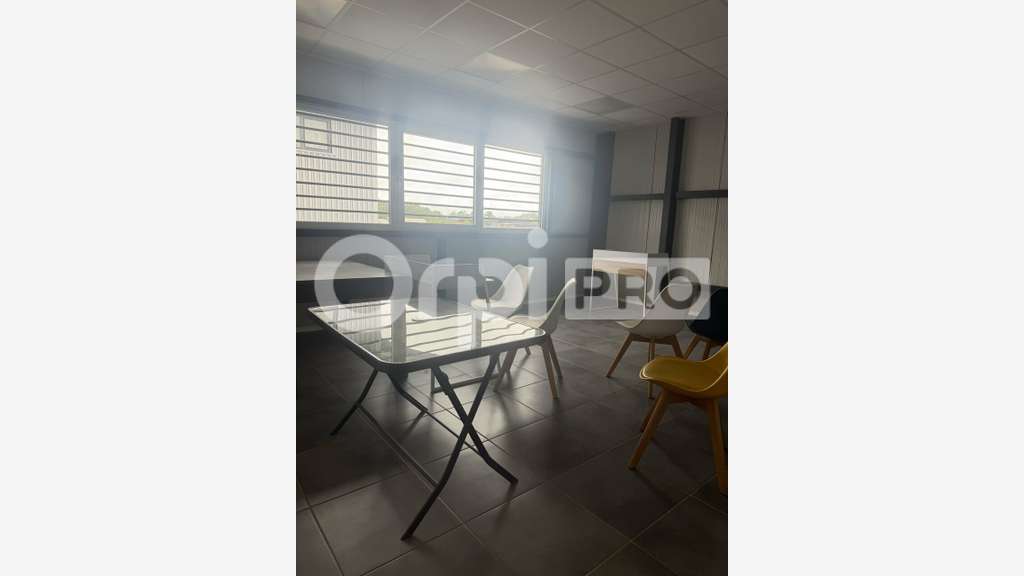 A louer bureaux 281m² en R+1 à Matoury centre
