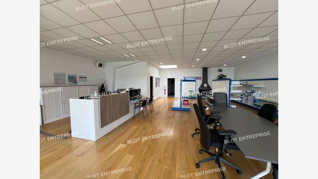 A louer cellule d'activité 200m² à Melesse