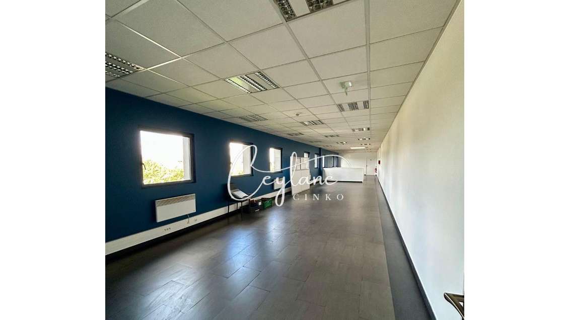 Location bureaux 210m² à Mennecy