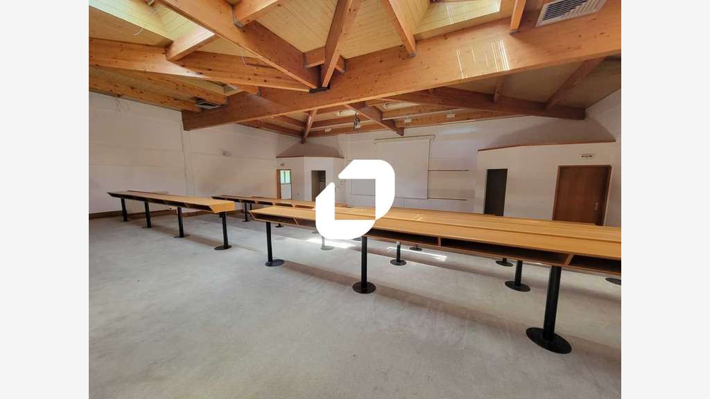 A louer Bureaux 1300m² Mennecy