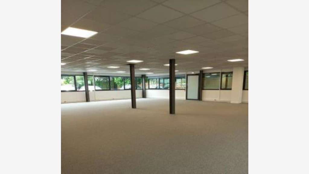 A louer bureaux 249m² RDC sortie N°11  à Mérignac