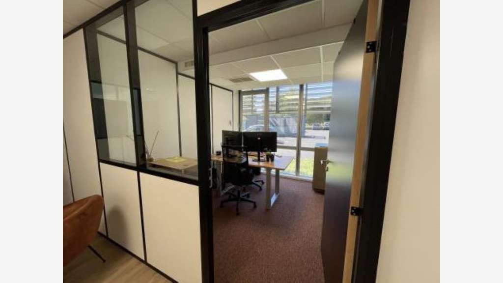 A louer bureaux 140m² RDC sortie N°11 à Mérignac