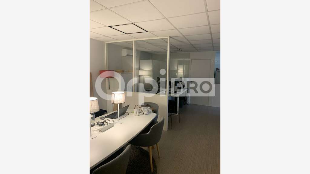 A louer bureau 75m² R+1 stationnement à Mérignac