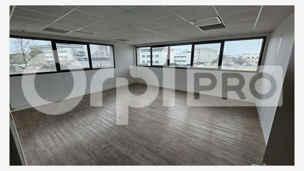 Bureaux aménagés 348m² à louer à Mérignac