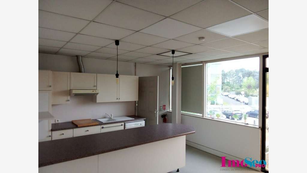 Bureaux 400m² R+1 à louer Mérignac sortie N°11  
