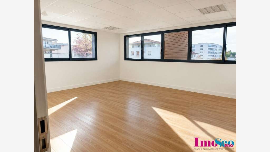 Bureaux 349m² R+2 à louer à Mérignac