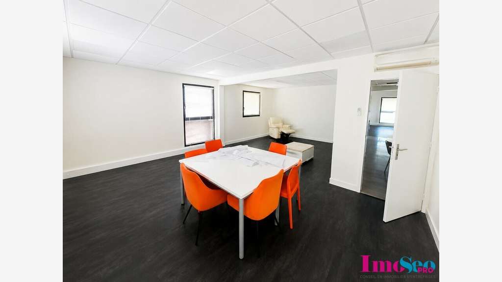 Local professionnel 280m² en R+1 à louer Mérignac