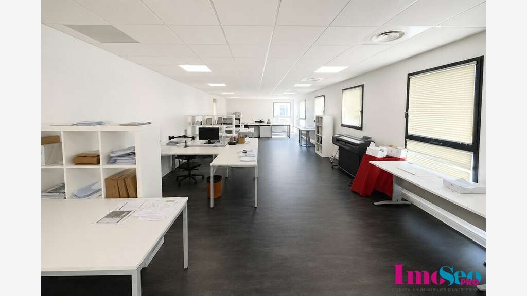 Local professionnel 280m² en R+1 à louer Mérignac