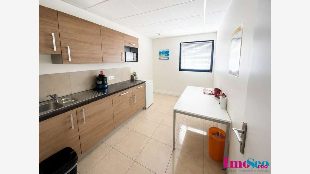 Local professionnel 280m² en R+1 à louer Mérignac