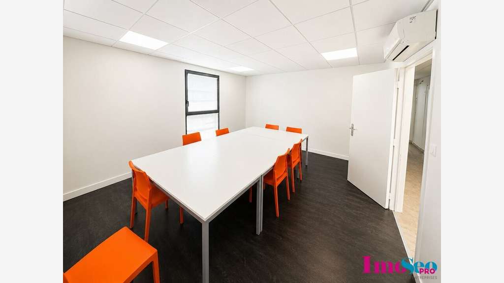 Local professionnel 280m² en R+1 à louer Mérignac