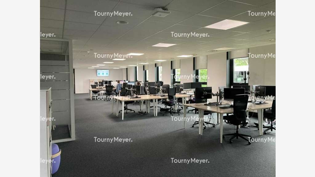 A louer bureaux de 2377m² à Mérignac av Kénnedy