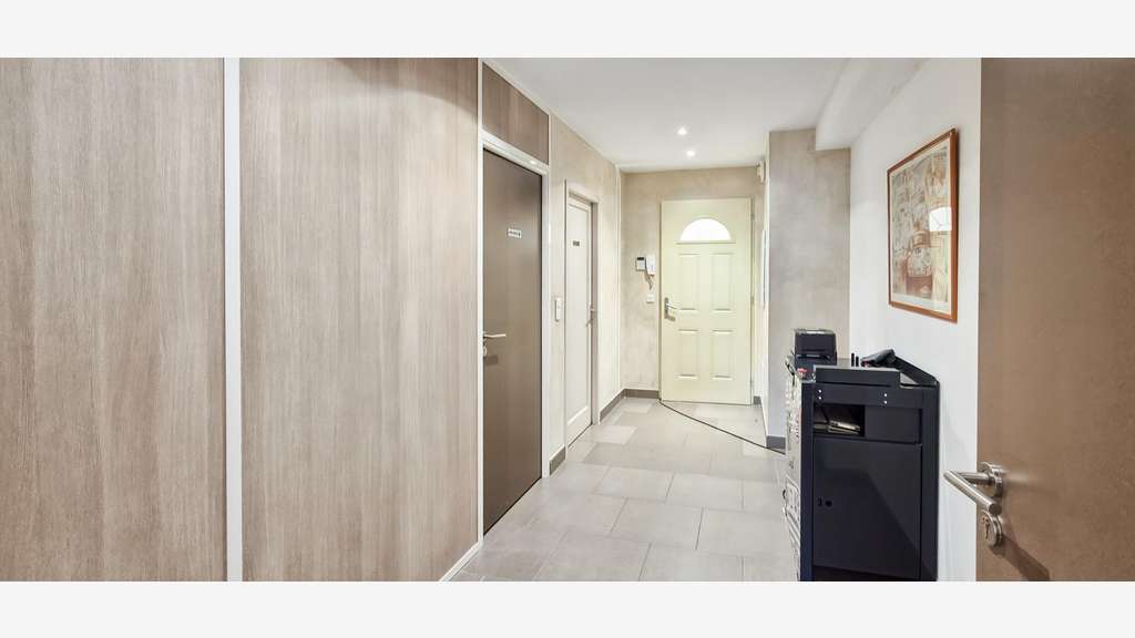 Local pro 74m² lumineux avec parkings à Meyreuil