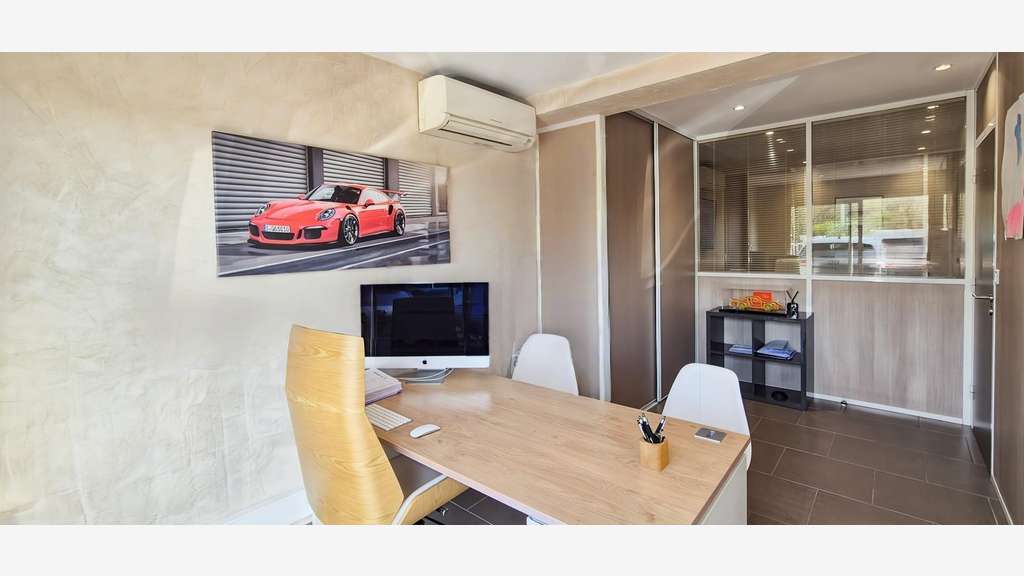 Local pro 74m² lumineux avec parkings à Meyreuil