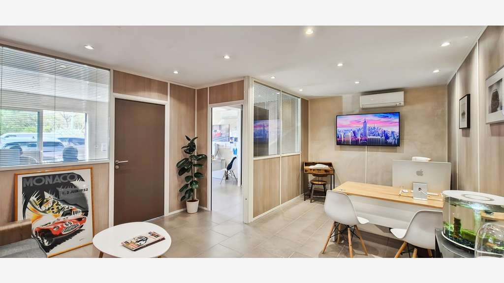 Local pro 74m² lumineux avec parkings à Meyreuil