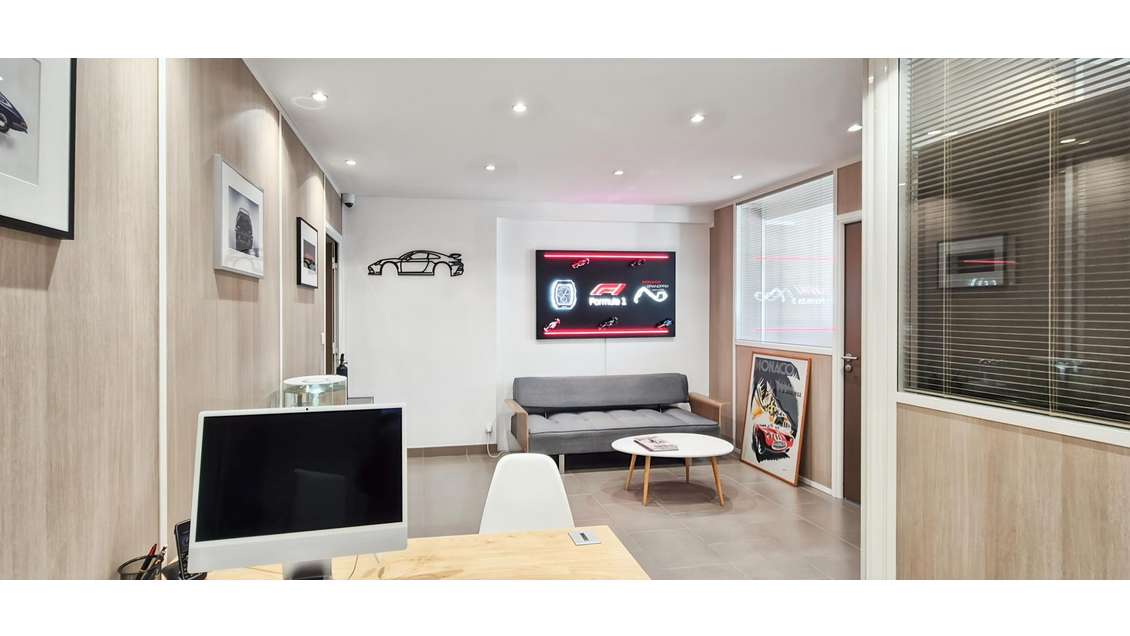 Local pro 74m² lumineux avec parkings à Meyreuil