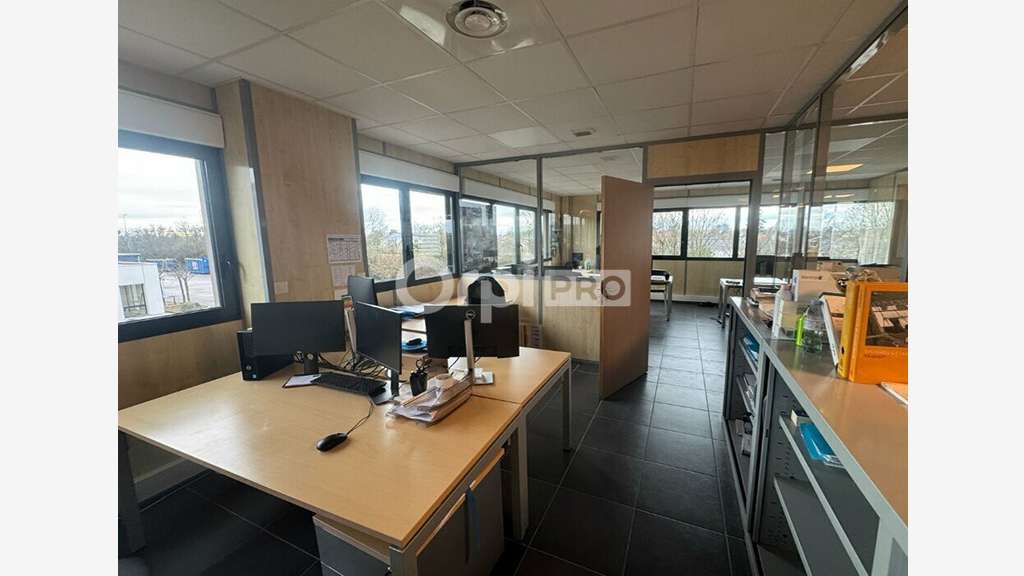 Bureaux à louer 222m² à Meyzieu