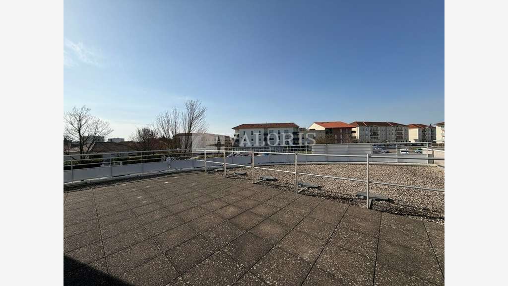 Bureaux 421m² RDC et R+1 à louer à Meyzieu 
