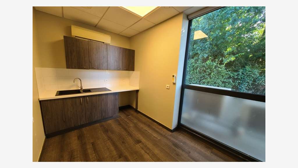Bureaux 165m² à louer à l'entrée de Mèze