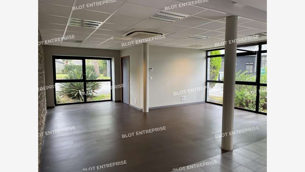A louer bureaux de 102m² à Miniac-Morvan