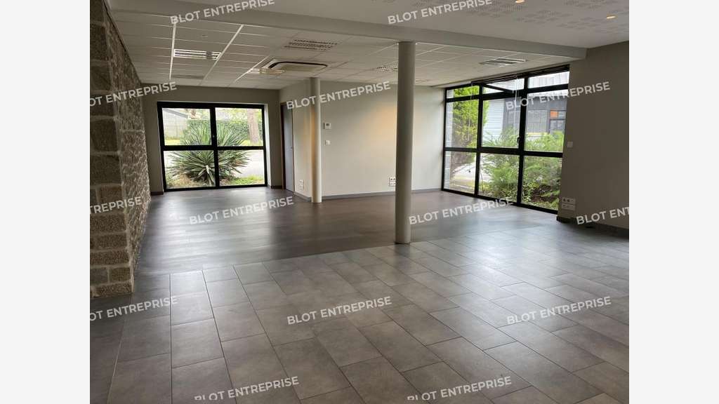 A louer bureaux de 102m² à Miniac-Morvan