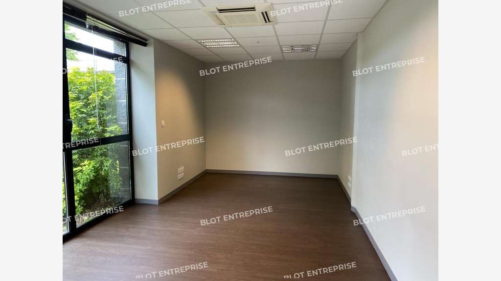 A louer bureaux de 102m² à Miniac-Morvan