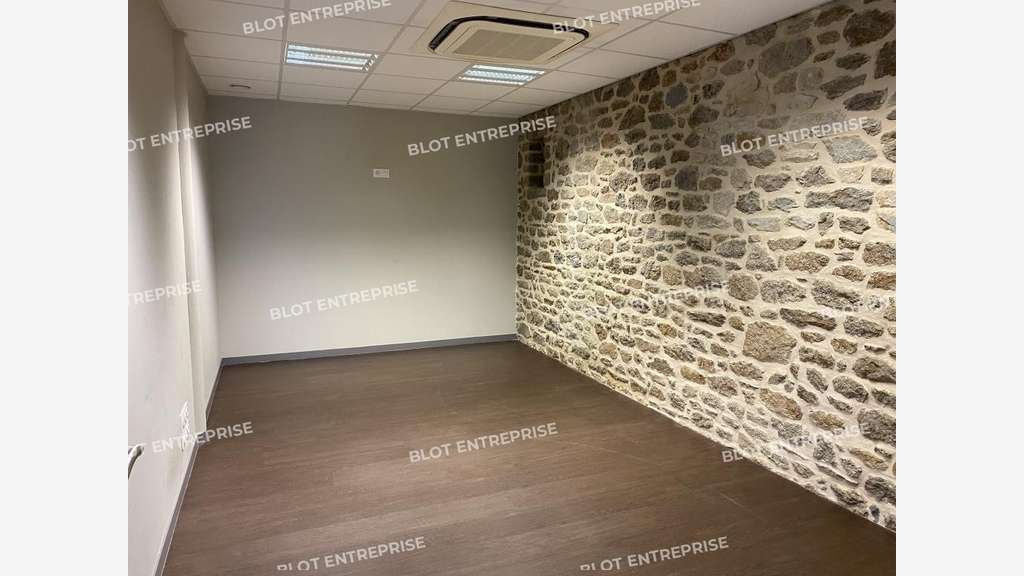 A louer bureaux de 102m² à Miniac-Morvan