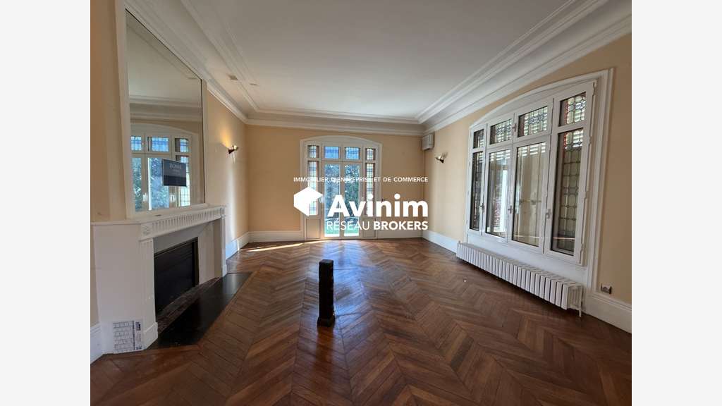 A louer manoir de prestige usage mixte Mitry-Mory