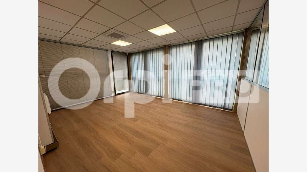 Bureaux 214m² à louer à Moissy-Cramayel