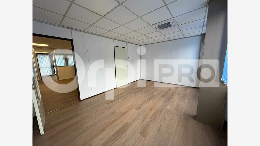 Bureaux 214m² à louer à Moissy-Cramayel
