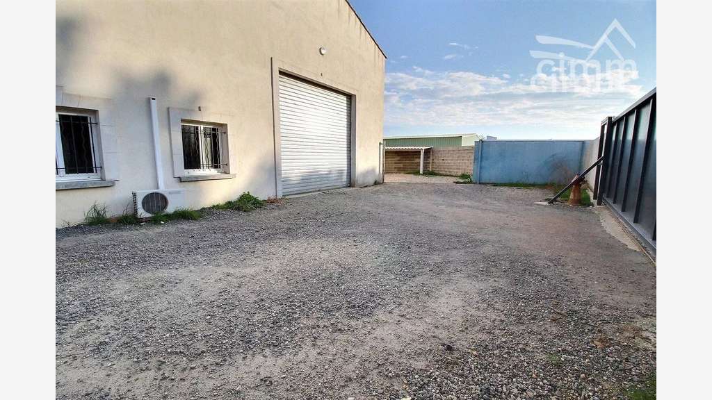 Loue hangar de 220m² avec logement à Montblanc