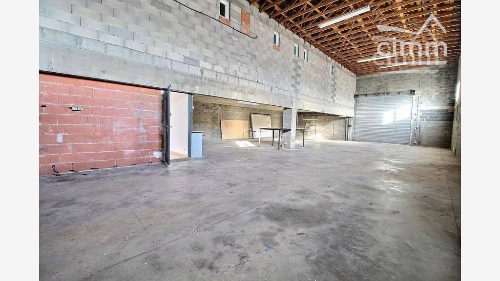 Loue hangar de 220m² avec logement à Montblanc