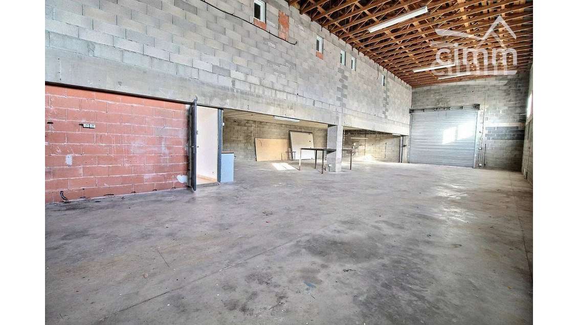 A MONTBLANC HANGAR 220M2 AVEC LOGEMENT DE FONCTION