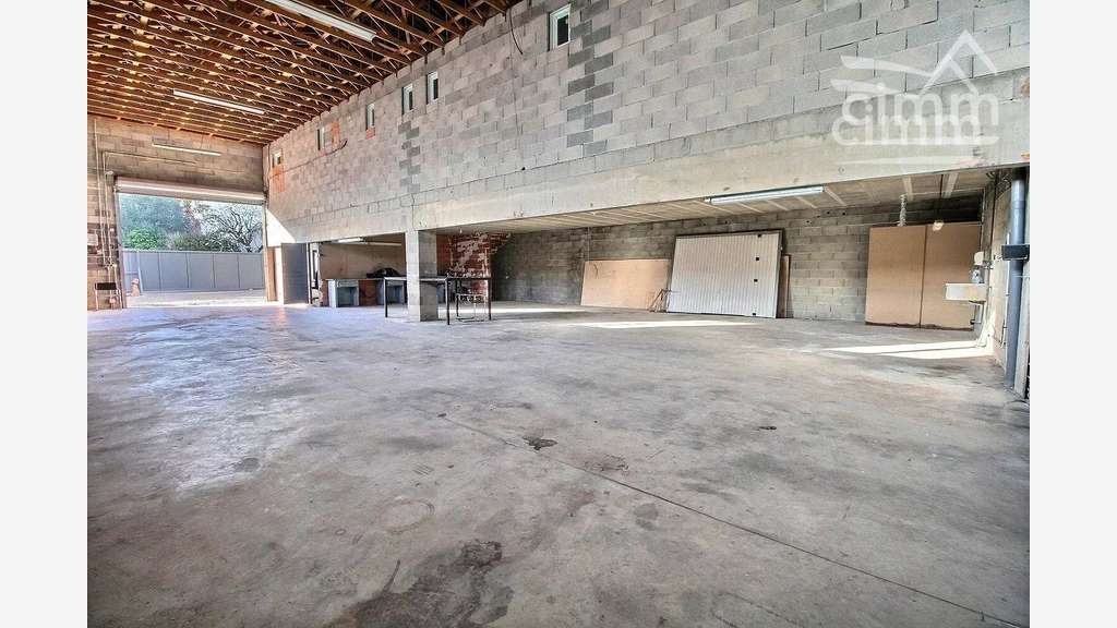 Loue hangar de 220m² avec logement à Montblanc