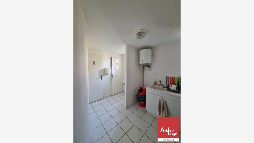A louer bureaux de 187m² avec parking à Montélimar