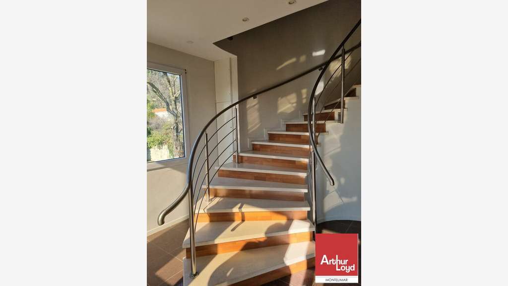 A louer bureaux de 187m² avec parking à Montélimar