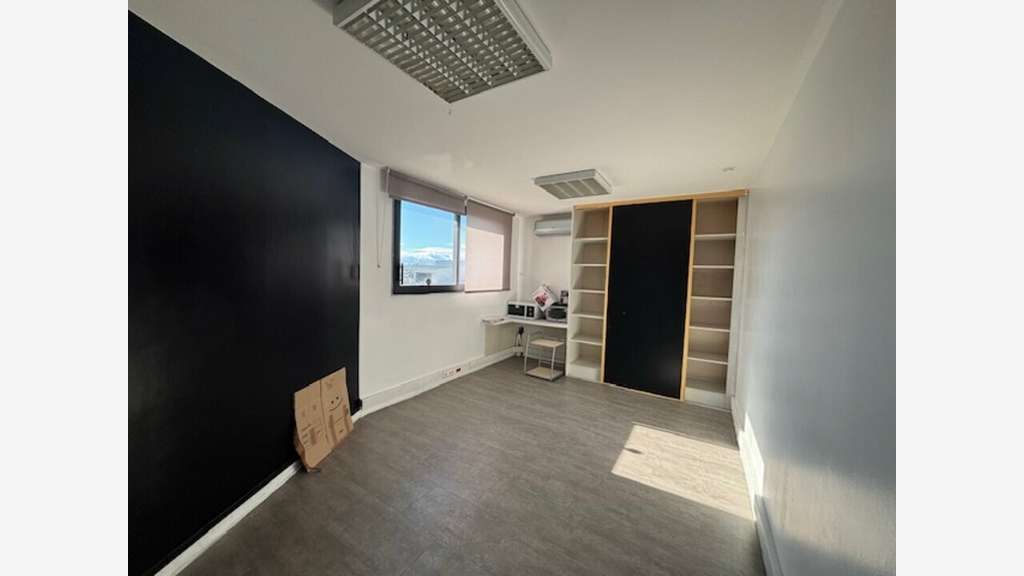 Bureaux en très bon état R+2 à louer à Monteux
