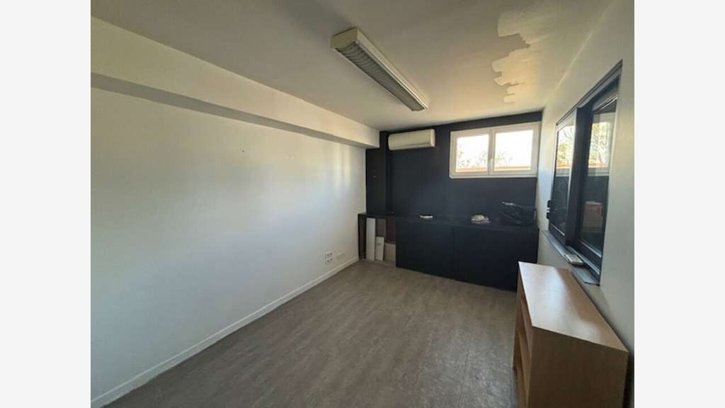 Bureaux en très bon état R+2 à louer à Monteux