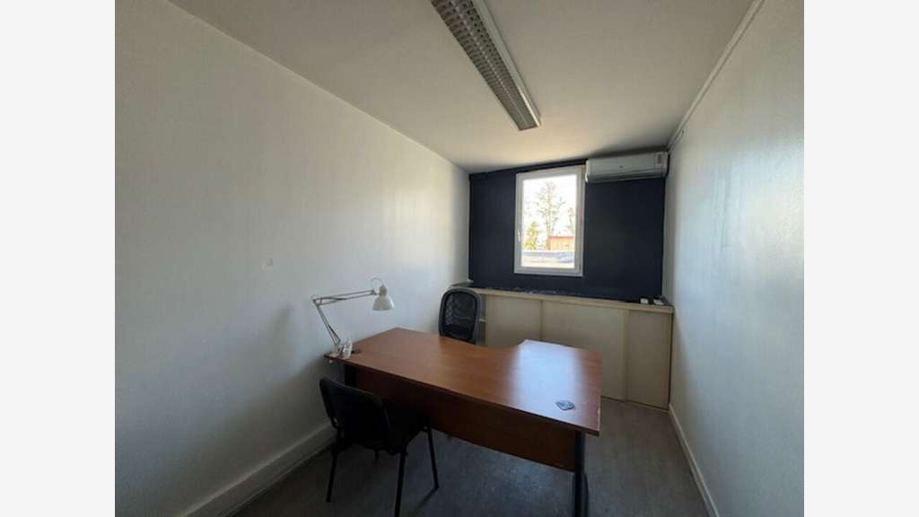 Bureaux en très bon état R+2 à louer à Monteux