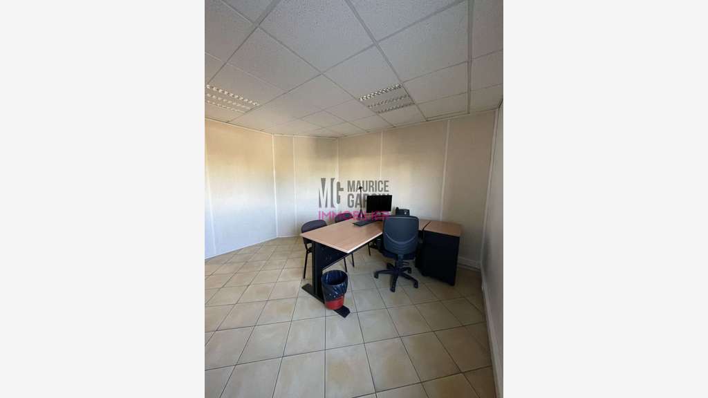 A louer bureaux 350m² R+1 + parking privé Monteux