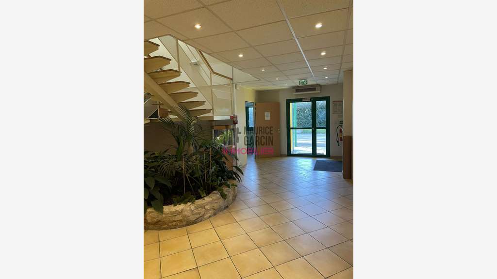 A louer bureaux 350m² R+1 + parking privé Monteux
