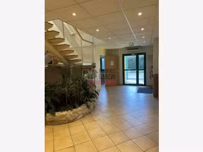 A louer bureaux 350m² R+1 + parking privé Monteux