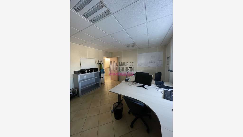A louer bureaux 350m² R+1 + parking privé Monteux