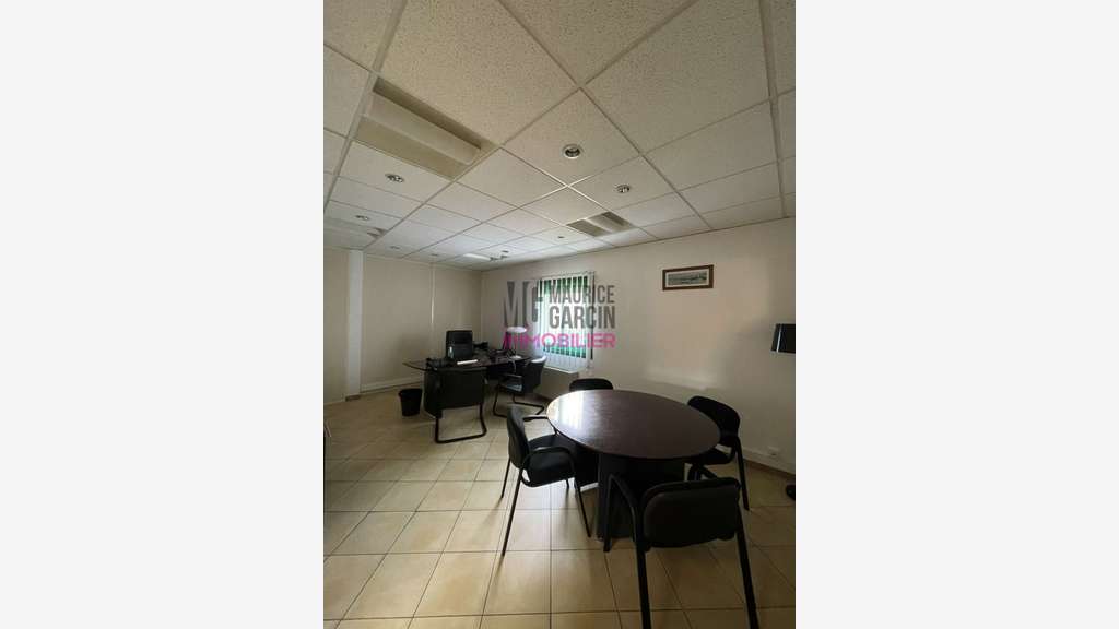 A louer bureaux 350m² R+1 + parking privé Monteux